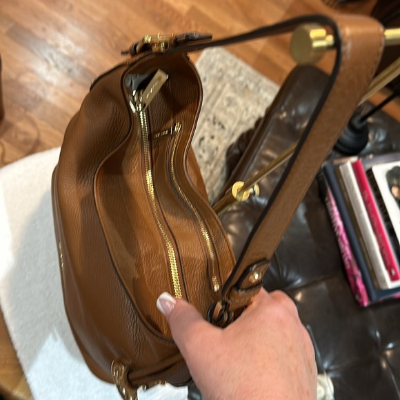 Authentic Michael Kors Bedford Belted Venus Leather Shoulder Bag in Luggage, EUC - Picture 5 of 16